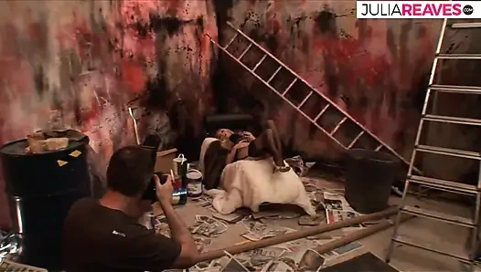 Büyük memeli kaltak yarak emiyor ve sonra sikiliyor ve boşalıyor