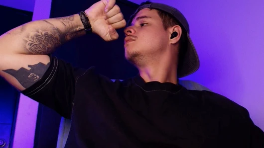 Büyük bir yarağın iyi bir saksoya ihtiyacı var