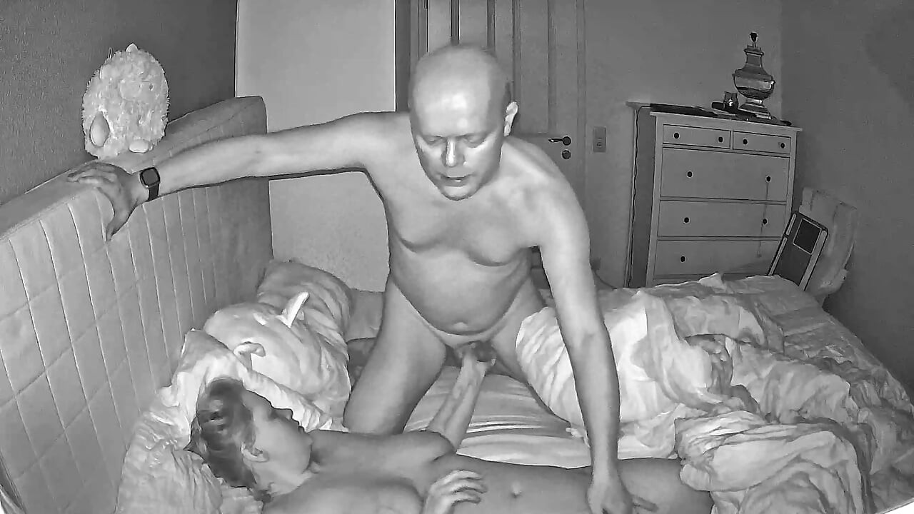 Gece görüş kamerasında parmaklanıyor, sikiliyor ve dölleniyor