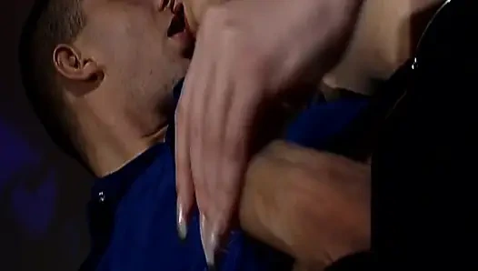 Doğal saçlı esmer Alman nostaljik sikişte anal seks yapıyor