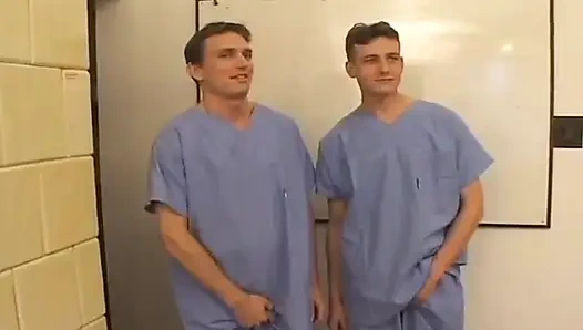 Mükemmel esmer hatun birkaç doktor tarafından sikiliyor