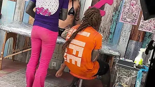 Kamera arkası dövme stüdyosu - kısa riskli klip