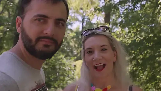Büyük memeli sarışın orta yaşlı seksi kadın kanepede kalın yarağa biniyor