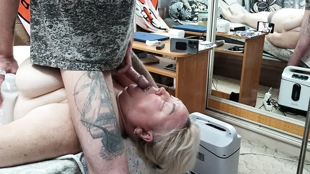 Kız arkadaşımı ateşli dölle beslemek için sikimi sıvazlıyorum