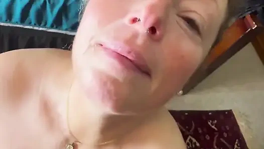 Edepsiz sarışın orta yaşlı seksi kadın erkeğini komik edepsizce konuşuyor