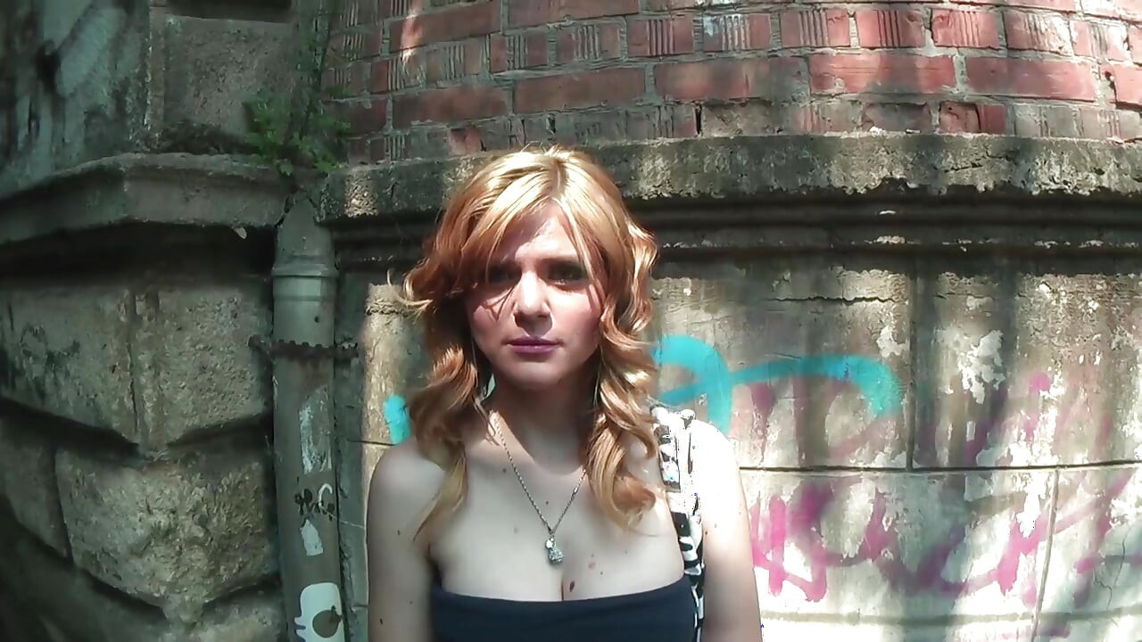Natasha Brill, Titus tarafından şımartılır