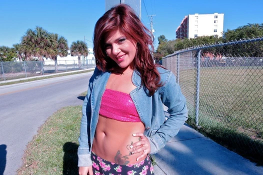 Petite latina becerdin tarafından komşu süre dışarı paten