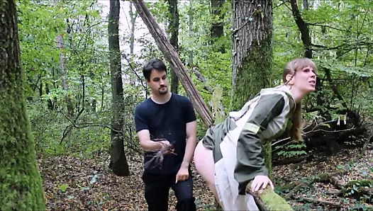 Evli bir kızın açık havada huş ağacı!