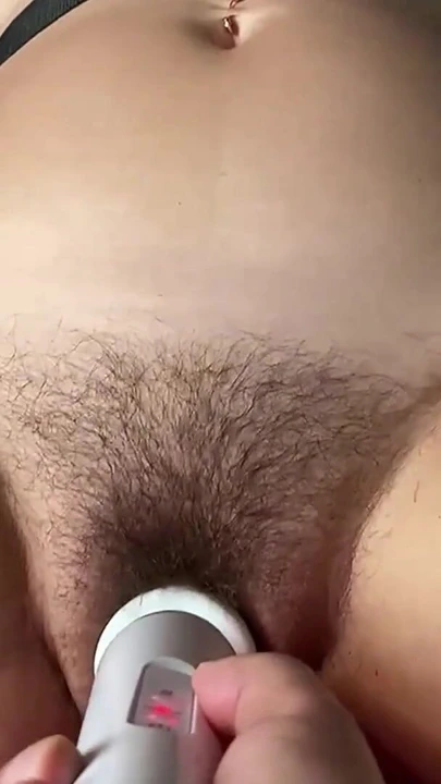 İNLIYOR VE MUTLULUKLA INLIYOR, FıŞKıRTMA ÇOK GÜÇLÜ. Kıllı amcık orgazm olurken fışkırtıyor Bdsm itaatkar bir sürtüğü fışkırtarak bağlıyor | Klip 1