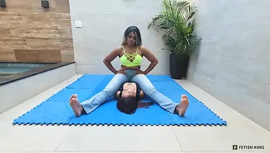 Göğüse oturma - güçlü bacaklar ve kaslar Lebian dövüş kızları