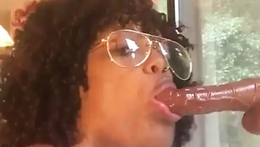 Milf çük emme uygulama üzerinde yapay penis