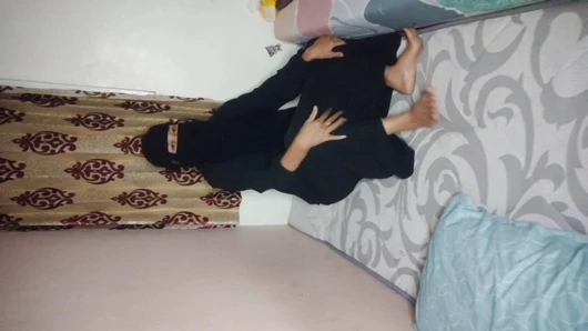 Tesettürlü kızlar ngentot yatılı ev komşularına davet ediyor