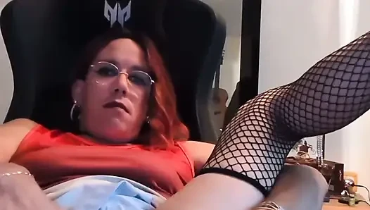 Kadın kılıklı andrea amcığını gösteriyor