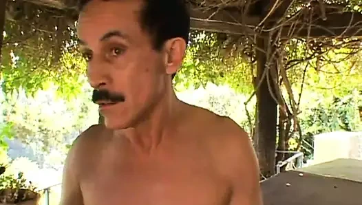 Büyükbaba beslemeleri genç boşalmak sonra kahrolası ona sıkı göt