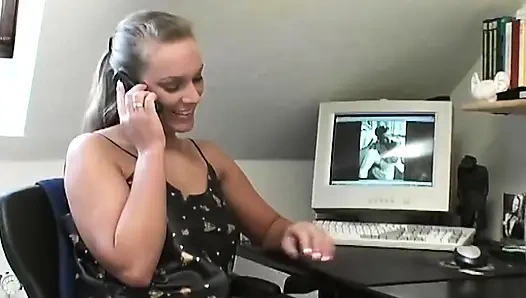 Azgın sarışın parmaklar amını sırılsıklam orgazma sokuyor