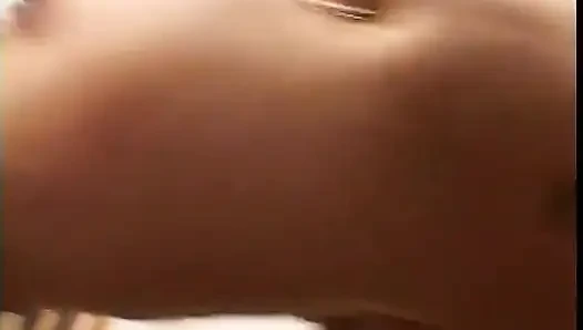 Azgın sürtük iki yarak almayı seviyor