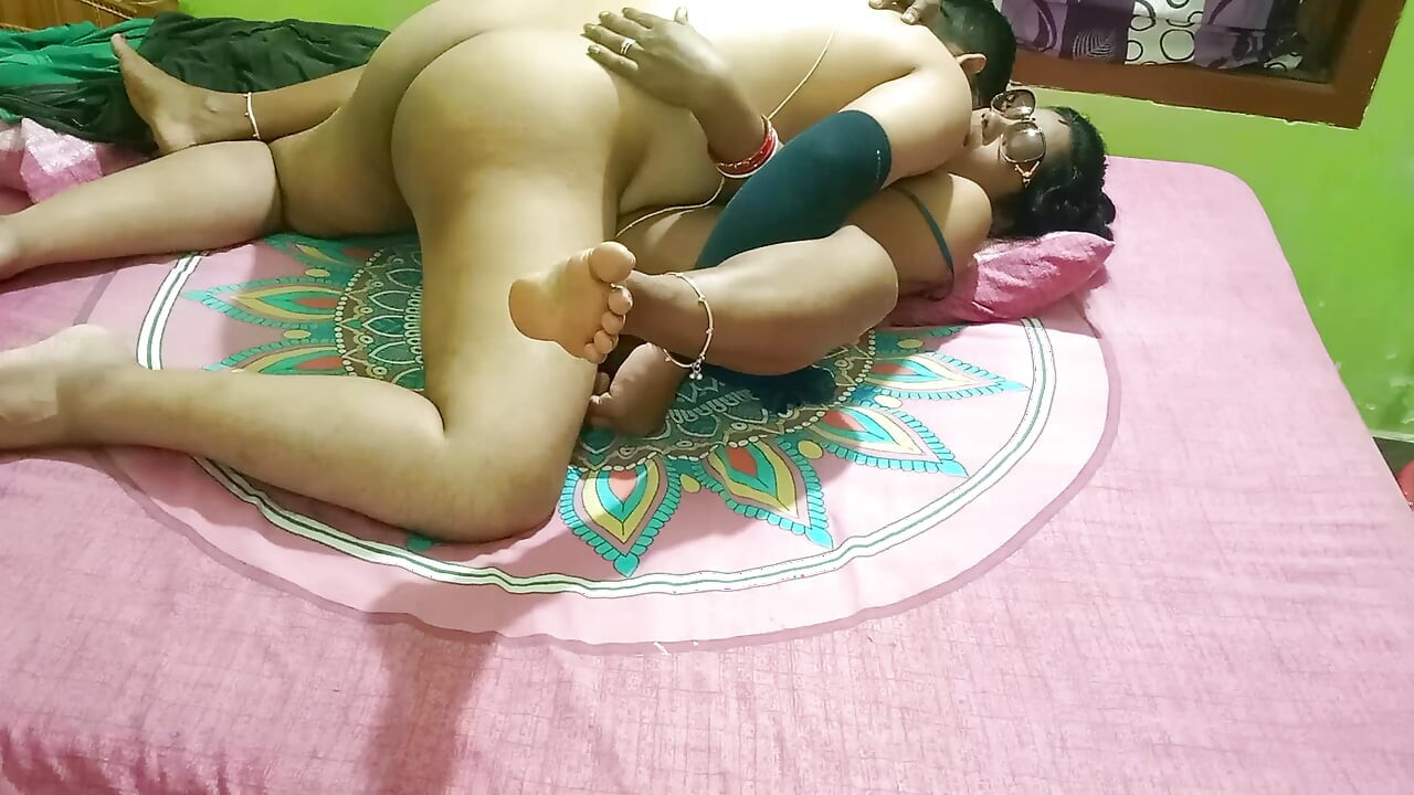 Hintli pandit seksi iç çamaşırlı komşu karısıyla ateşli sikişiyor dölleniyor