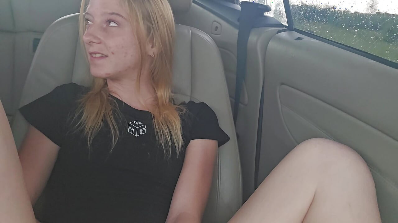 Sevimli sarışın dildo uber sürücüsü izlemek zorundayken amını sikiyor