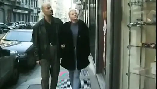 Edepsiz bir sarışın seks dükkanında iki sapık tarafından sikiliyor