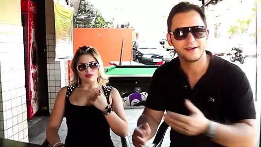 Rolou uma putaria com a loira no bar