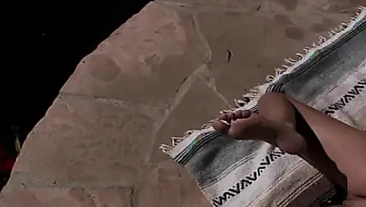 Muhteşem sarışın lezbiyen sürtükler takma yarakla birbirlerini sikiyor
