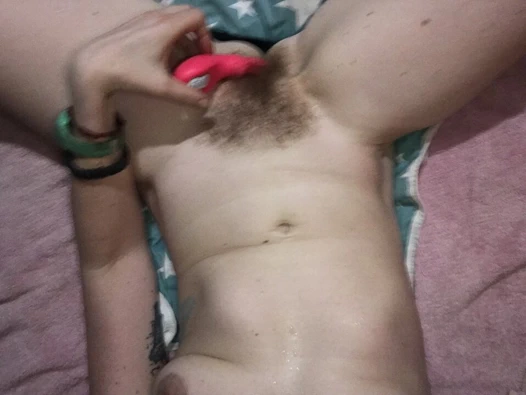 Banyoda birkaç mini orgazmdan sonra yatağımda düzgünce orgazm oluyor