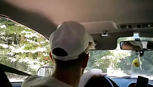 Arabayı sürerken kendimi sikiyorum