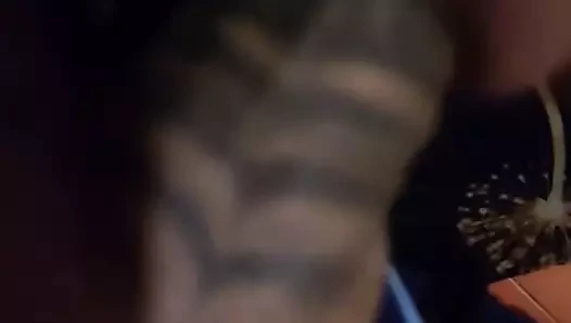 Tatoo yarak üzerinde yeniden sikiş 2