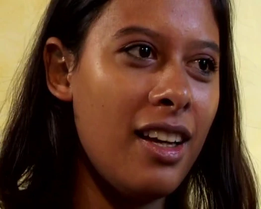 Güzel bir Fransız genç kız sert sikişten sonra ağzını dolduruyor