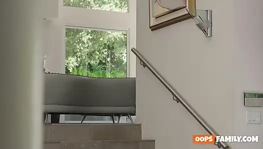 Amber Angel возвращается домой рано из школы, жаждущий расслабиться после долгого дня XXX порно.