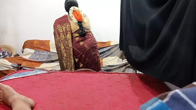 Tamil üvey anne üvey oğlunu yarakla mastürbasyon yaparken yakaladı ağzı ve amcığıyla boşalmayı teklif etti