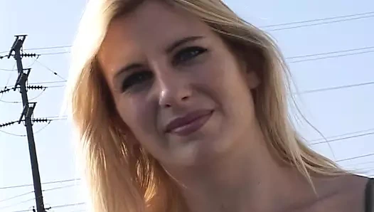 Yaramaz evli kadın oyuncaklarla oynuyor ve amını büyük yaraklı bir adama siktiriyor