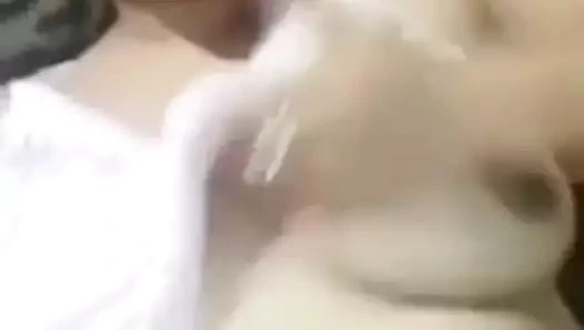 Seksi assam boudi sütlü göğüsler ve kıllı kedi gösteren