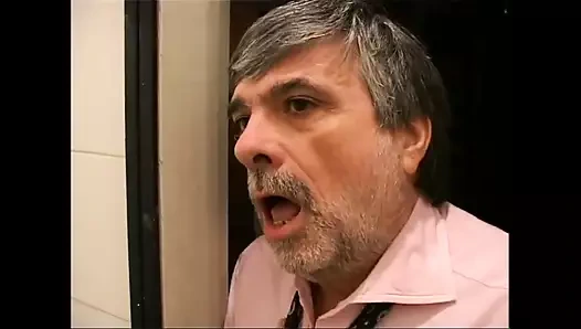 Edepsiz sürtükler olgun yaraklarla büyük memelerine sikiliyor ve boşalıyor (tam film)