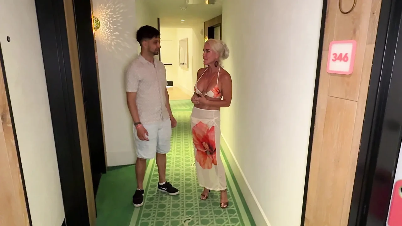 MILF Tatiana Steele rucha pasierba przyjaciela Santi na wiosennej przerwie