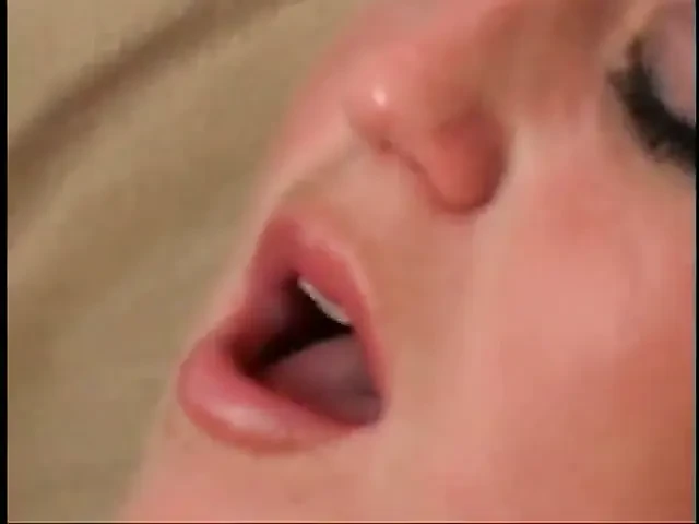 Seksi pembe etekli ve sutyenli piliç kanepede sikiliyor