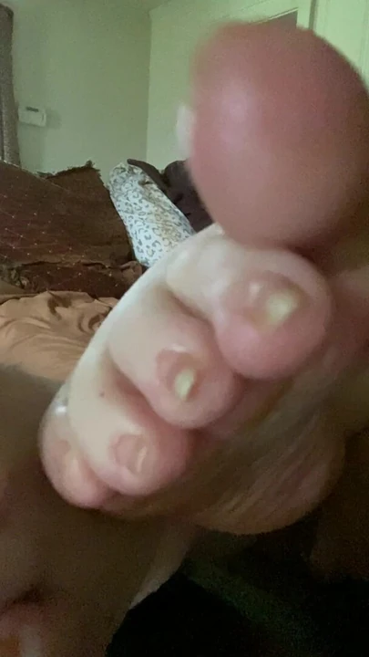 У Ariesbbw короткие толстые пальцы ног