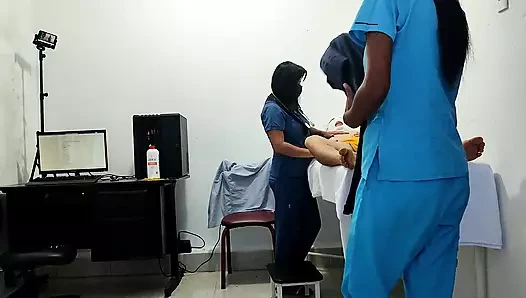 KLINIKTE OLDU!! BIR KADıN DOKTOR VE HEMŞIRE BIR HASTAYı BAŞTAN ÇıKARıYOR. ONU SEDYEDE SIKIYORLAR