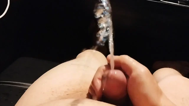 Video kutusunda sakso çekiyor.