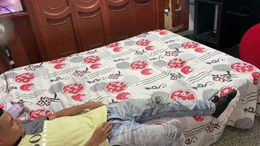 Kuzenim işten stresli geliyor ve rahatlaması için onu haberdar ediyorum