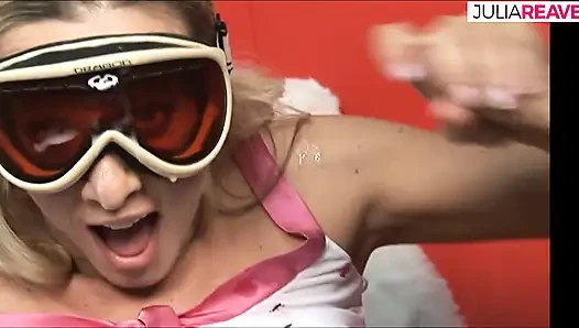 Sarışın sürtük iki büyük yarağı emiyor ve yüzüne boşalıyor