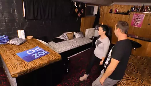 Vahşi esmer büyük yarak emmek istiyor