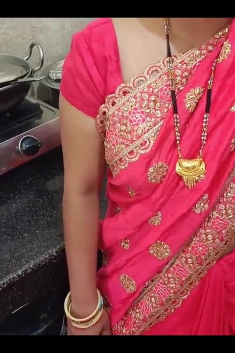 20 yaşındaki ateşli evli kadın kocasını aldatıyor ve köylü bir inek oğlanla sikişiyor ve kocası seksten sonra yeni evli ateşli evli kadın