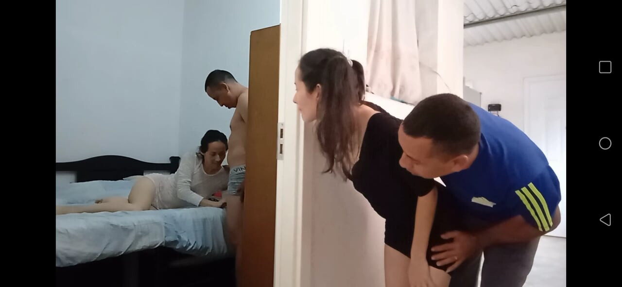 Aldatılan adamın üvey kız kardeşimi sikişini izlerken, en iyi arkadaşı götümü sert sikiyor.