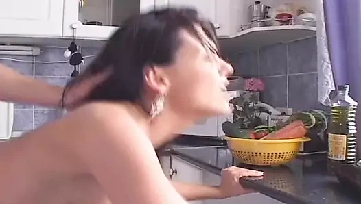 Baştan çıkarıcı hatun mutfakta sert sikiliyor