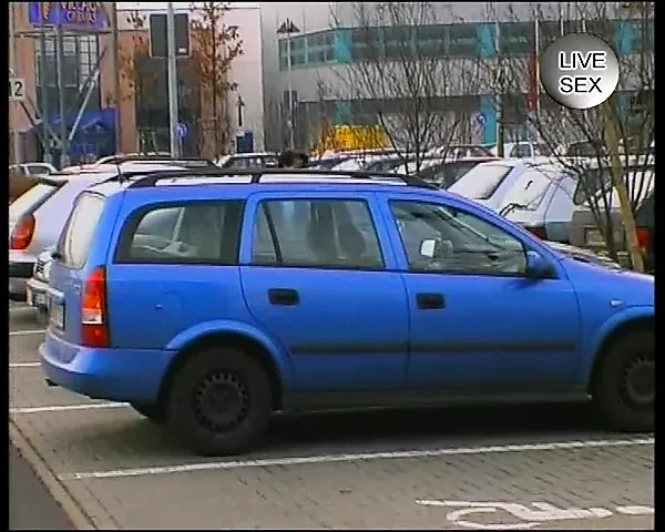 Mega Titten Milf besorgt es sich in dem Auto