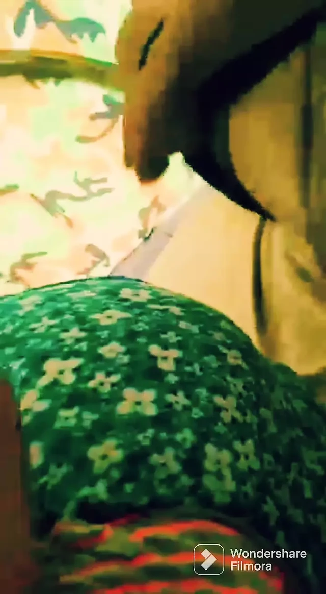 Sahilde bir kamp gününe gideriz ve sevişmeye başlarız