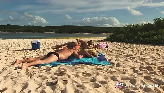 Sarışın orta yaşlı seksi kadın yoğun bir şekilde plajda ve yatak odasında sert biniyor