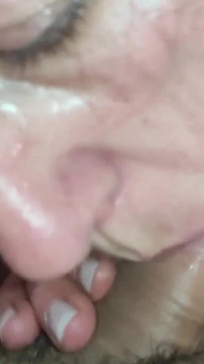 "Evli sürtük ateşli evli kadın kocası onu evde beklerken komşusuna yarağını aldatıyor, sikiyor ve emiyor" anını mutlaka görmeli bakış açısı