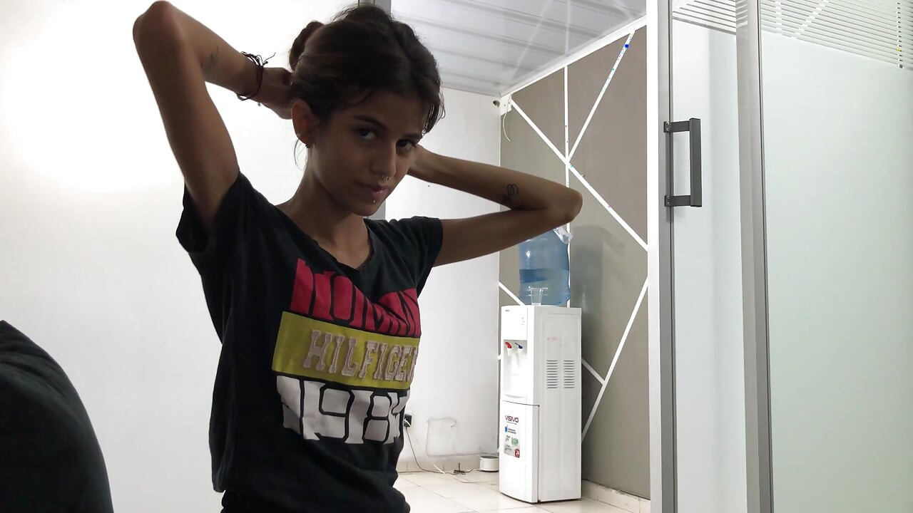 Üvey kız kardeşim beni keşfetmeden artık evde mastürbasyon yapamam
